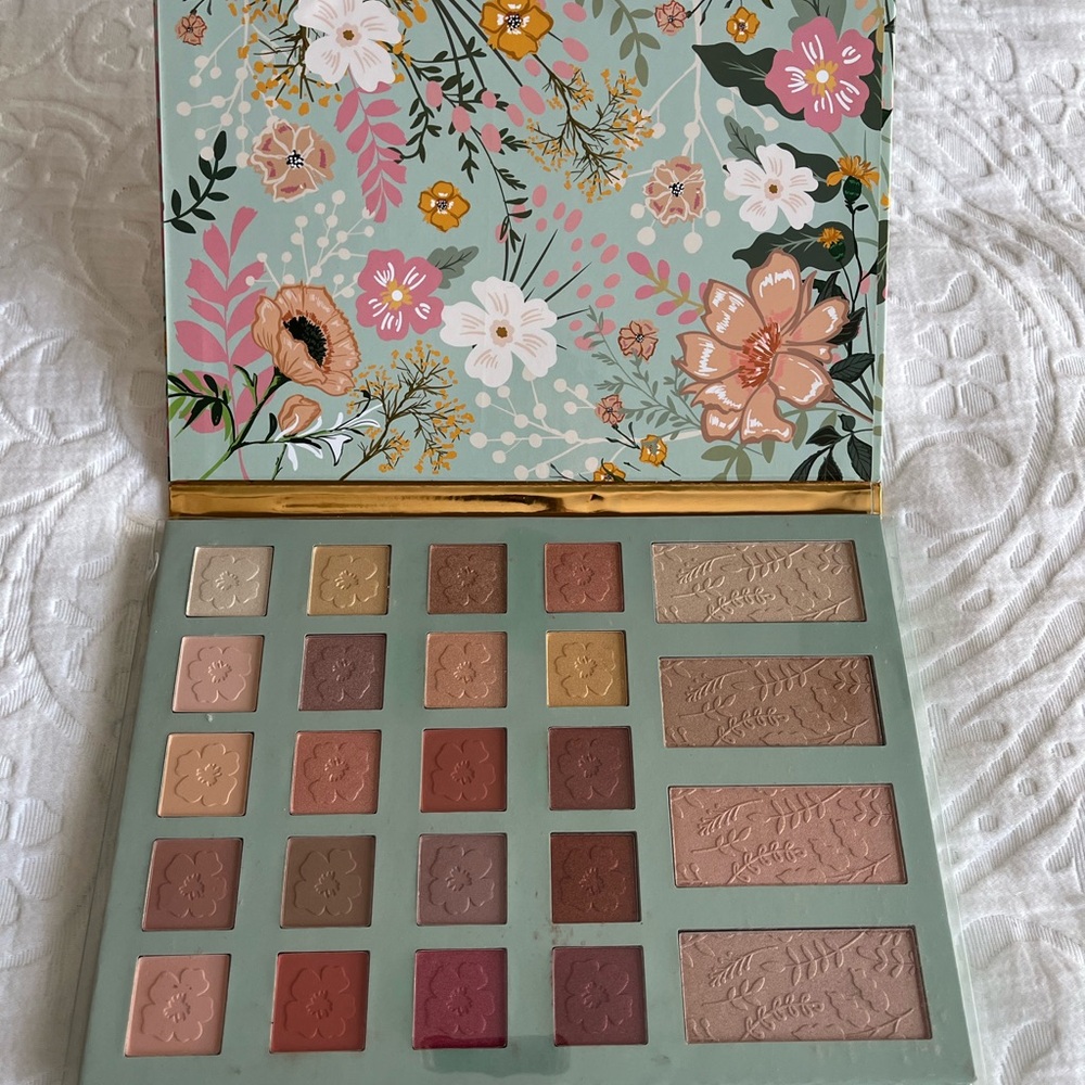 Nicole Miller Elegant Eyeshadow Palette